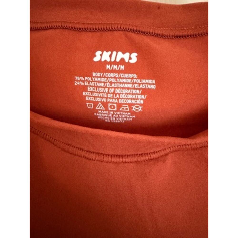 SKIMS Fits Everybody Long Sleeve T-Shirt Rust M - Picture 2 of 5
